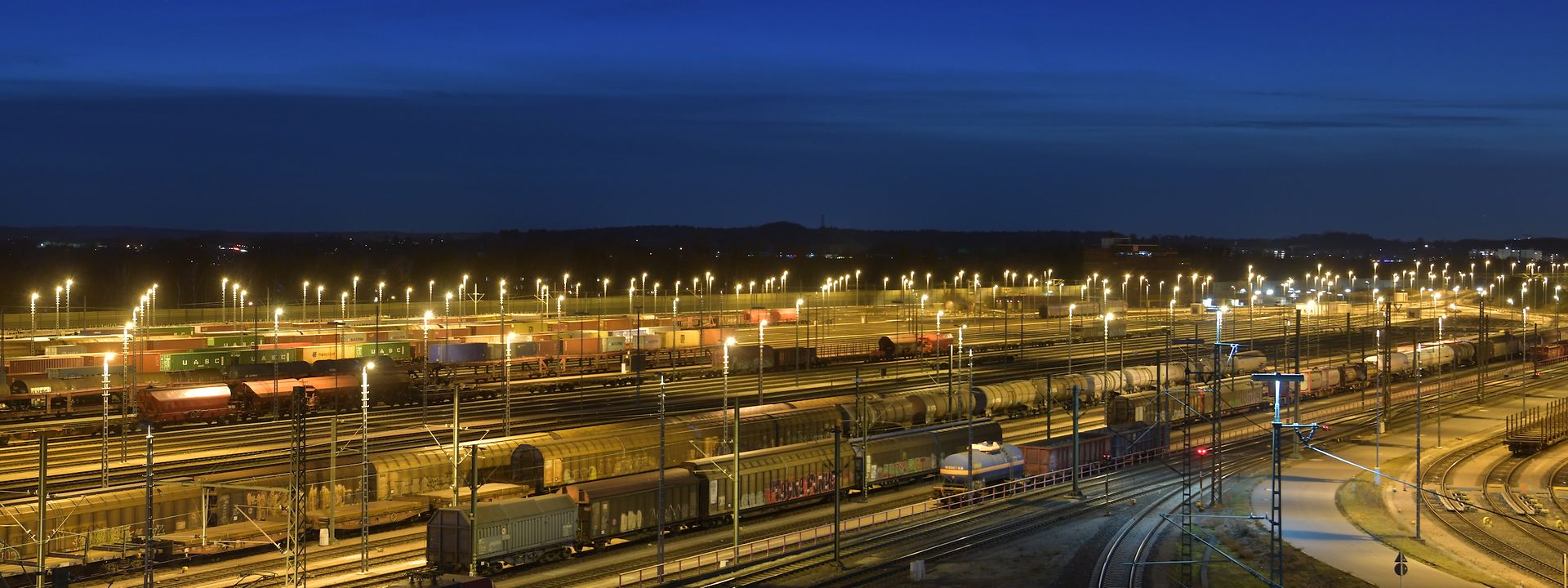 Gleisanlage bei Nacht