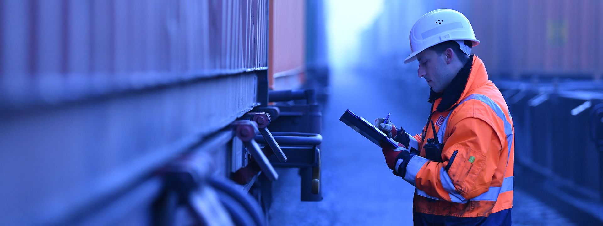 DB Cargo Mitarbeiter vor Waggon