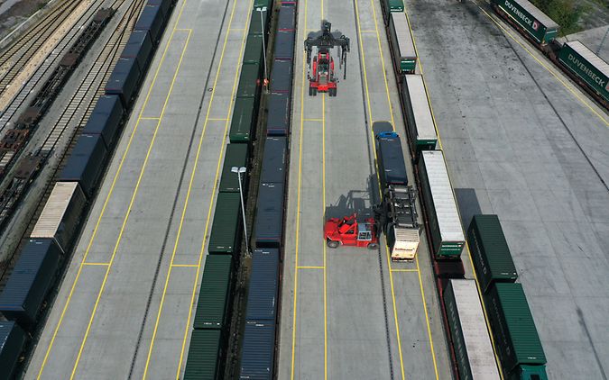 Loading wagons with a reach stacker 