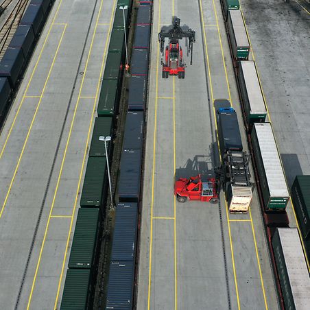 Loading wagons with a reach stacker 