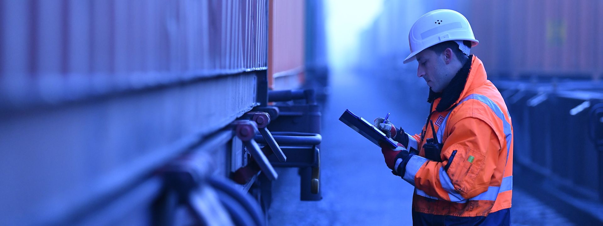 DB Cargo employees in front of wagon